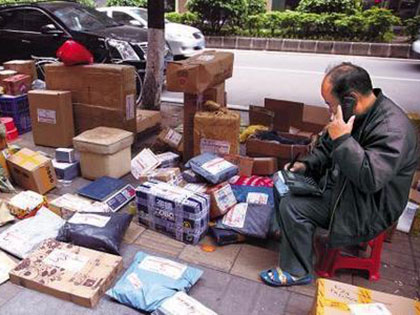 快递行业运力恢复逾八成 一线人员：派件量堪比双11